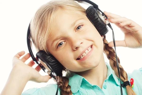 Schöne glückliche kleine Mädchen mit Kopfhörern — Stockfoto