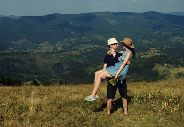 güzel genç çifte sarılma ve öpüşme