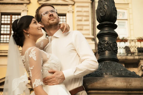 Stylish luxury  bride and elegant groom — Stock Photo, Image