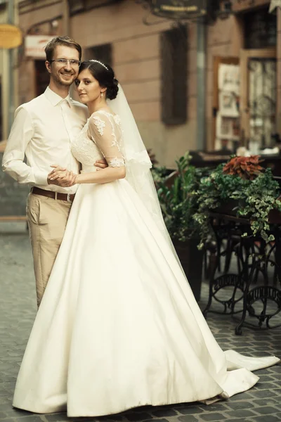 Luxury romantic happy bride and groom celebrating marriage — Stock Photo, Image