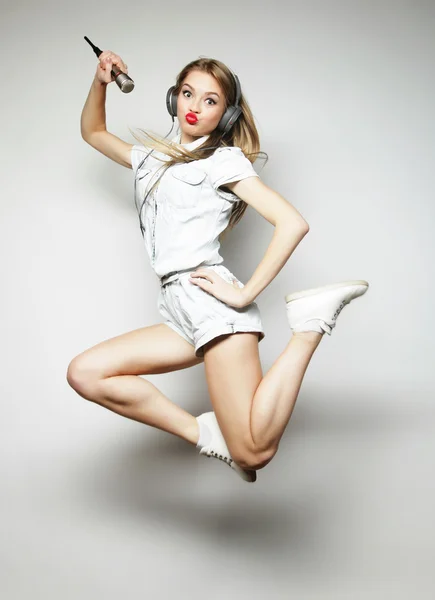 Woman jumping and singing — Stock Photo, Image