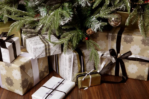 Подарки и подарки под красивой елкой — стоковое фото