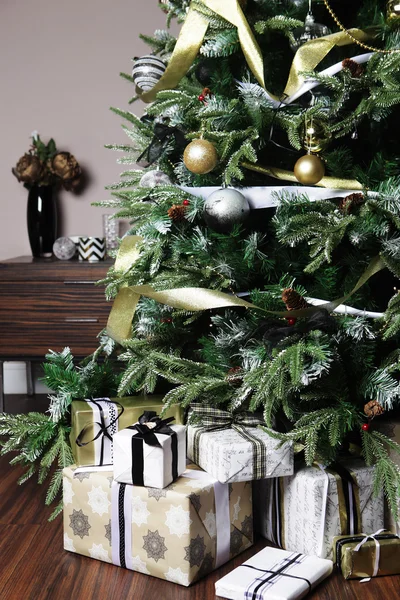 Dary a dárky za krásné vánoční stromeček — Stock fotografie