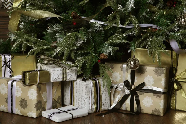 선물 및 아름 다운 크리스마스 트리 아래 선물 — 스톡 사진