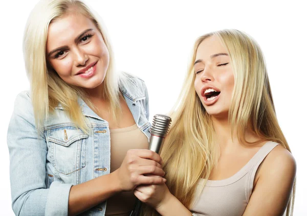 Two young girls singing — Stock Photo, Image