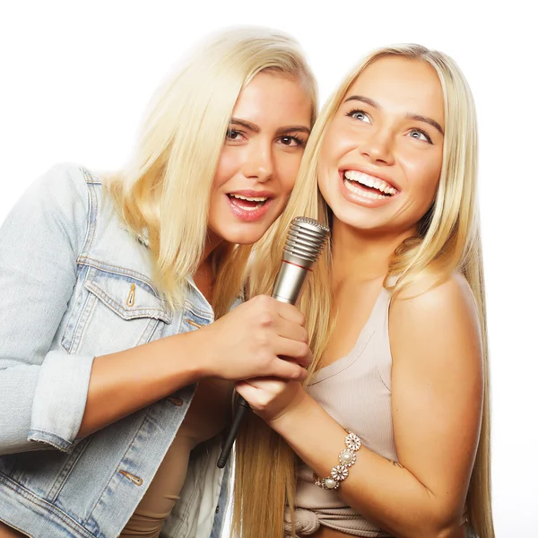 Két fiatal lány énekel — Stock Fotó
