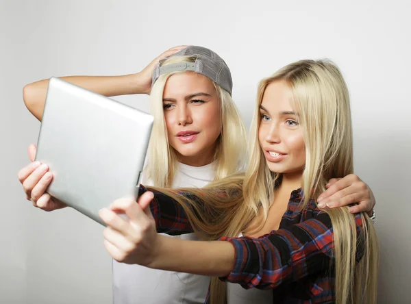 Дві подруги хіпстерських дівчат беруть селфі з цифровим планшетом — стокове фото