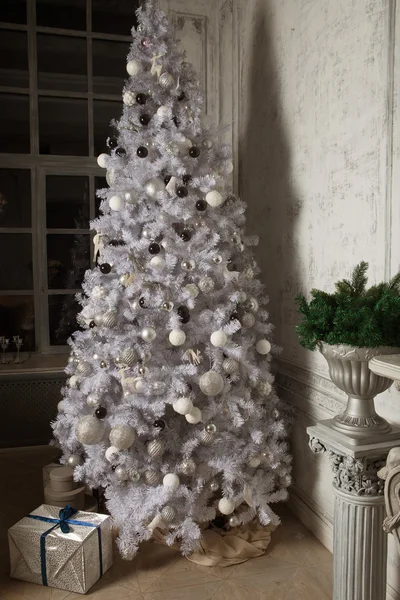 Kerstmis woonkamer met boom. — Stockfoto