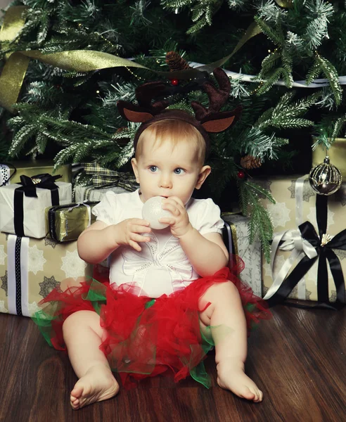 Bambino con sfondo natalizio — Foto Stock