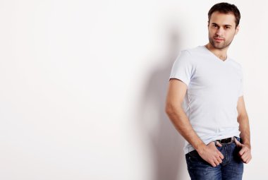 beyaz duvar yakışıklı adam