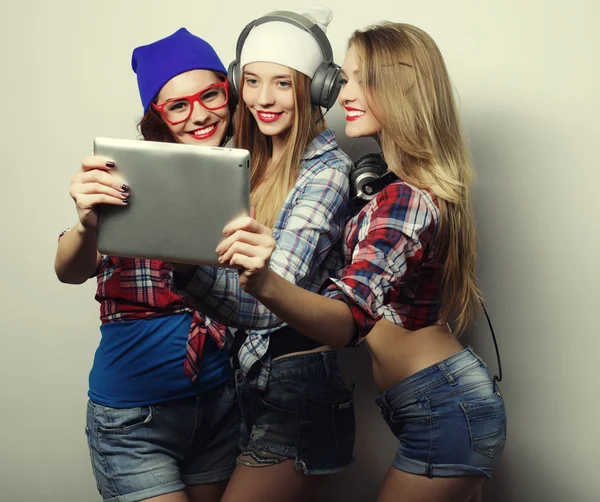 Três meninas amigas tomando selfie com tablet digital — Fotografia de Stock