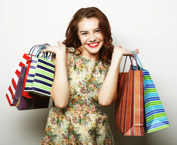 Retrato de la joven feliz mujer sonriente con bolsas de compras — Foto de Stock