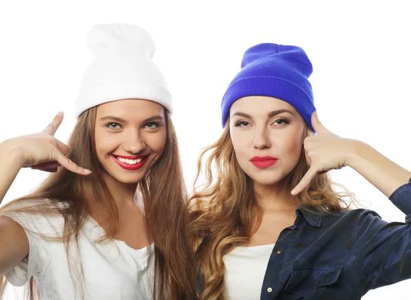 Stile di vita ritratto di due belle ragazze adolescenti sorridenti e ha — Foto Stock