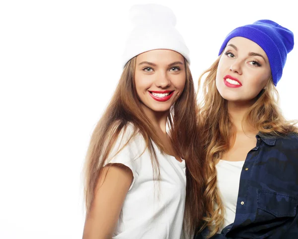 Estilo de vida retrato de dos novias adolescentes bonitas sonriendo y ha — Foto de Stock