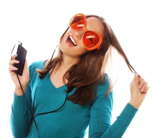 Fiatal boldog nő fülhallgatóval zenét hallgat — Stock Fotó