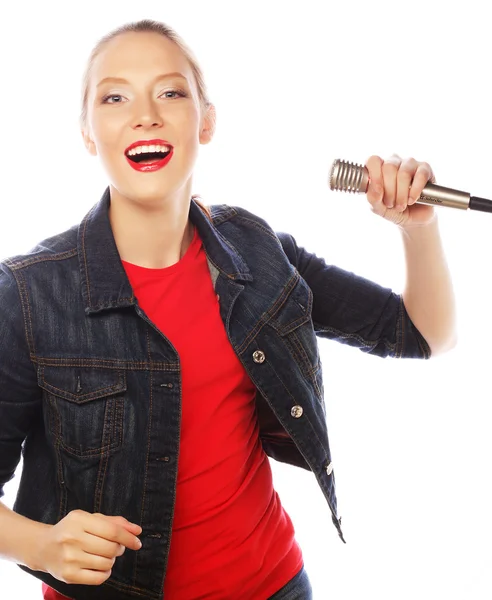 Mujer de belleza con camiseta roja con micrófono —  Fotos de Stock