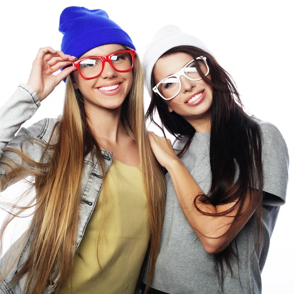 Lifestyle portrait of two pretty teen girlfriends smiling and ha — Stock Photo, Image