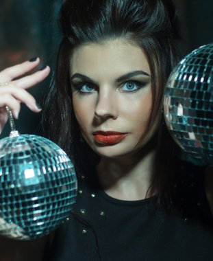 Disko topu tutan güzel genç şehvetli kadın