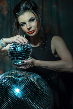 Disko topu tutan güzel genç şehvetli kadın