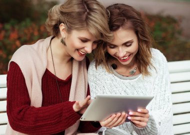 güzel kadınlar kızlar sonbahar tablet açık kullanma