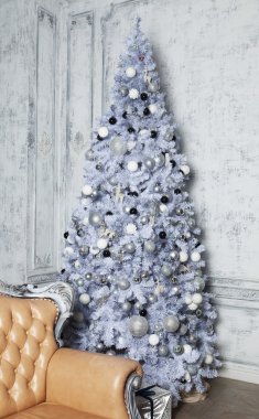 Noel ağacı ile oturma odası.