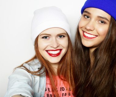 gülümseyen iki güzel genç kız portresi yaşam tarzı ve ha
