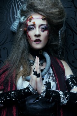 Yaratıcı makyajlı genç bir kadın..