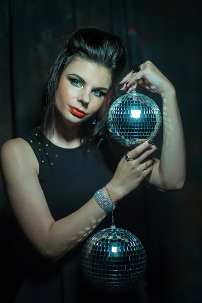 Belle jeune femme sensuelle tenant le ballon disco — Photo