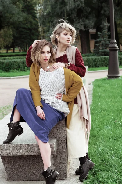 Deux jolies jeunes femmes heureuses, tournage de mode — Photo