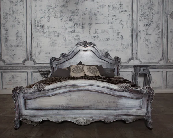 Ρομαντικό ξύλινο κρεβάτι — Φωτογραφία Αρχείου