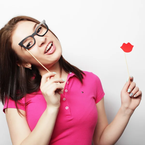 Imagen de fiesta. Jovencita juguetona sosteniendo unas gafas de fiesta . — Foto de Stock