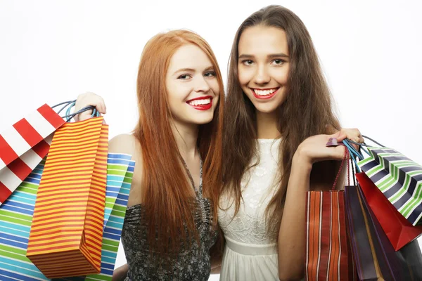 Portret van twee mooie jonge vrouwen met boodschappentassen — Stockfoto