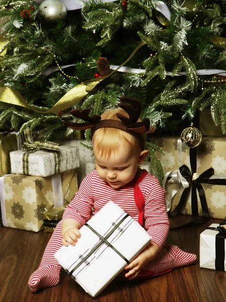Hediye kutusu Noel dekorasyon tr yakınındaki küçük bebek kız — Stok fotoğraf