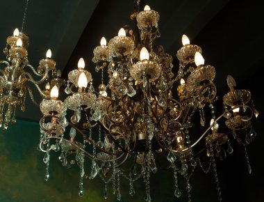 bir odada güzel vintage kristal avize