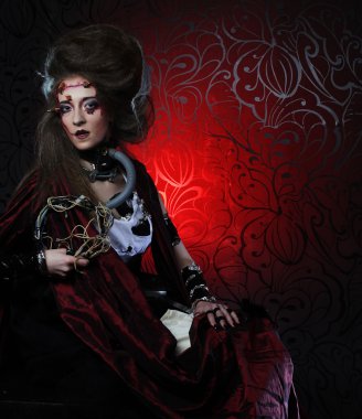 Yaratıcı makyajlı genç bir kadın..