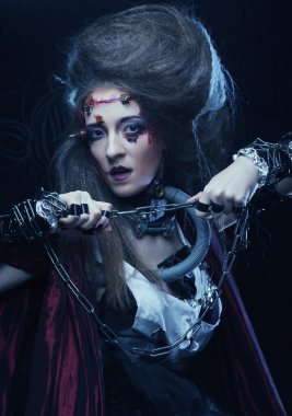 Yaratıcı makyajlı genç bir kadın..