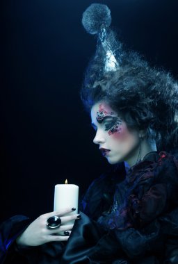Yaratıcı makyajlı genç bir kadın. Cadılar Bayramı teması.