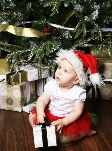 ギフト ボックスを飾るクリスマス tr 近く小さな女の赤ちゃん — ストック写真