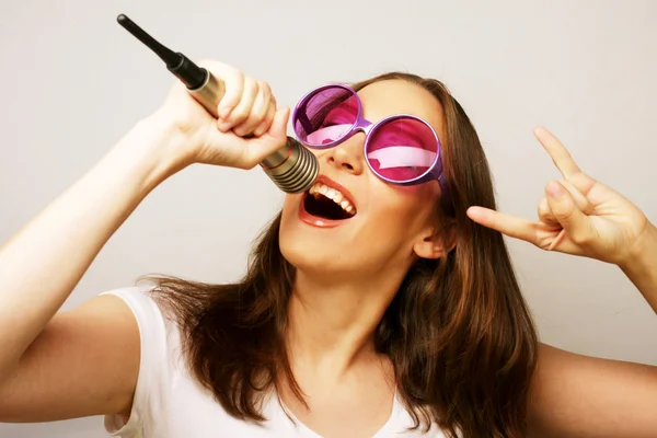 Menina cantando feliz — Fotografia de Stock