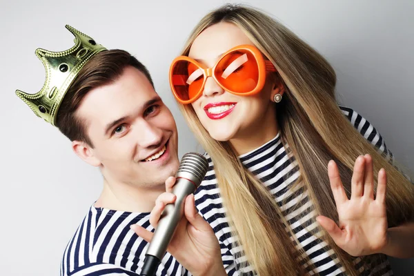 Belo jovem casal amoroso pronto para a festa . — Fotografia de Stock