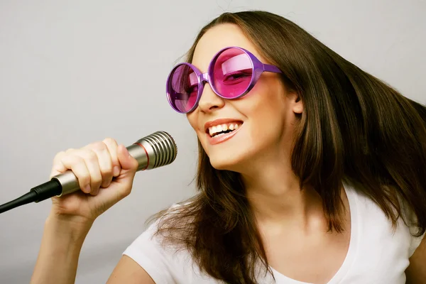 Gelukkig zingen meisje — Stockfoto