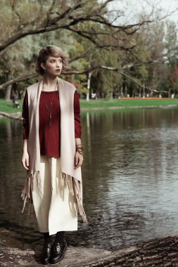 Bir ağaç üzerinde poz genç güzel kadın.