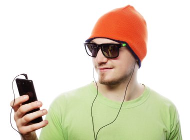 müzik dinleme ve smartphone kullanarak adam