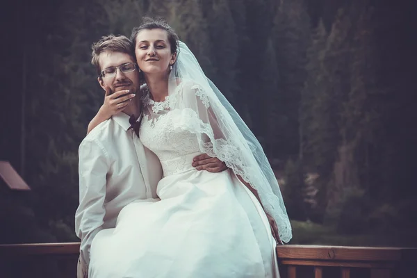 Casal de casamento, jovem e feliz — Fotografia de Stock