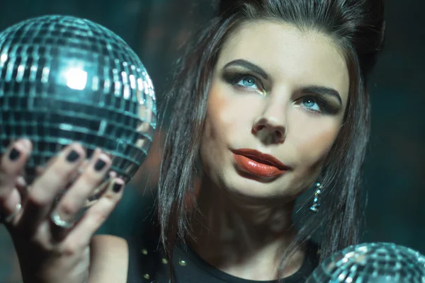 Belle jeune femme sensuelle tenant le ballon disco — Photo