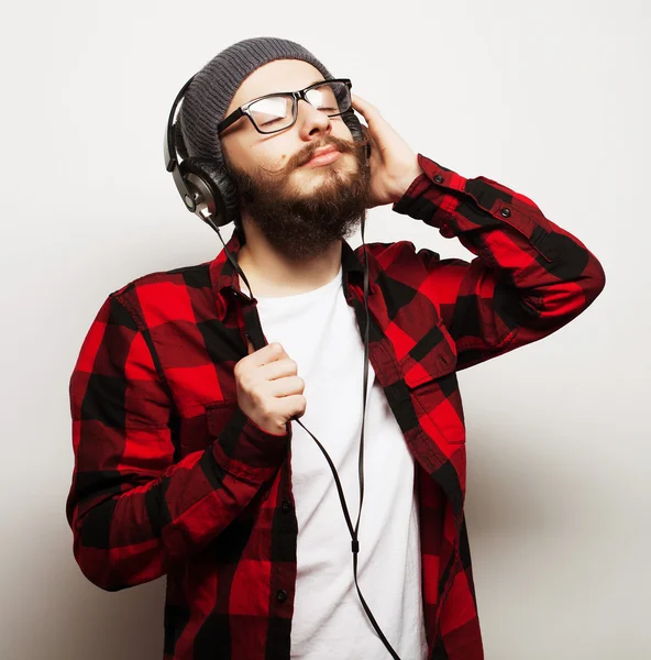 Jeune homme barbu écouter de la musique — Photo