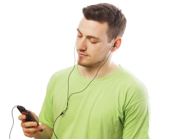 Mann hört Musik und nutzt Smartphone — Stockfoto