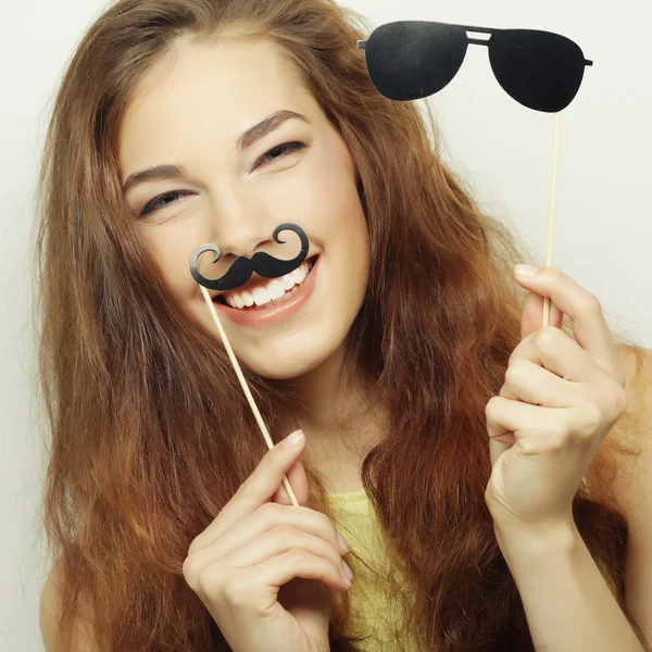 魅力的な遊び心のある若い女性口ひげ、メガネを保持します。 — ストック写真