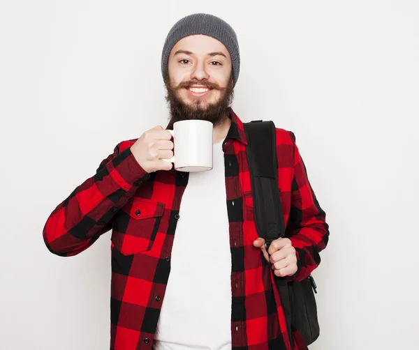 Νεαρός γενειοφόρος άνδρας με ένα φλιτζάνι καφέ — Φωτογραφία Αρχείου