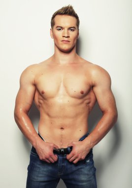 Sağlıklı kaslı genç adam..